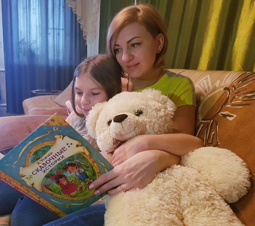 Видео читающая мама. Фотоконкурс читающая семья. Читающая семья конкурс. Фотоконкурс читающая мама. Читаем с мамой.
